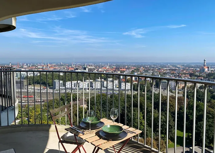 An Der Kongresshalle Mit Blick Ueber Stadt *